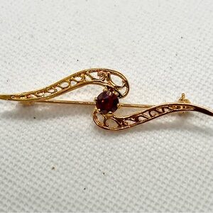 Beautiful Vintage Gold Tone Red‎ rhinestone Brooch Pin